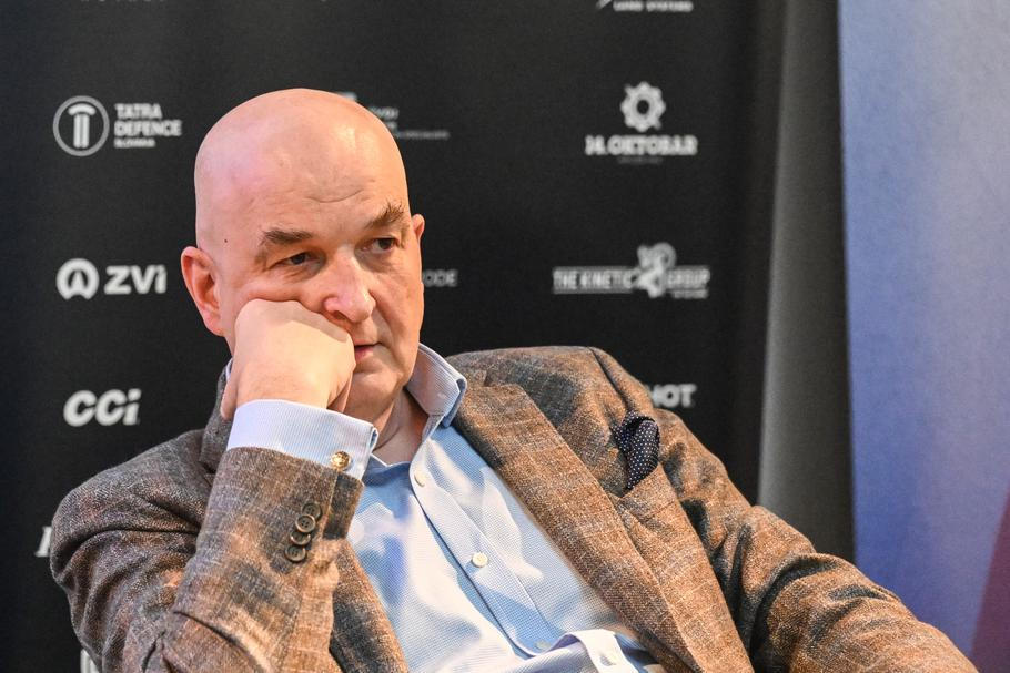 Dr. Sławomir Jan Dębski 1971) je polský historik a dlouholetý ředitel polského Ústavu mezinárodních vztahů.  Působil také v mezinárodních expertních fórech a poradních radách.