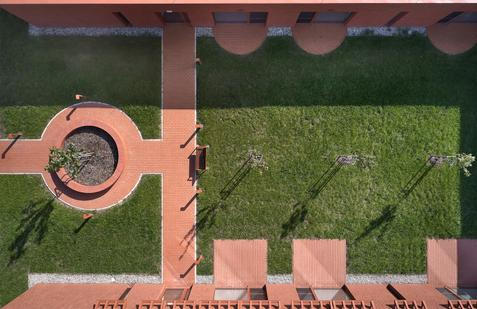 Na okraji Nového Bydžova vyrostl domov seniorů, který se snaží přemýšlet o stáří jinak než většina podobných zařízení.