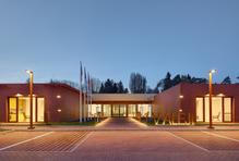 Architekt David Kraus navrhl nízkou přízemní stavbu rozprostřenou v zeleni bývalého sadu: dům plný světla, vnitřních zahrad a klidu.