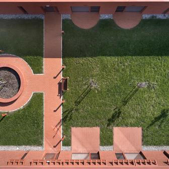 Na okraji Nového Bydžova vyrostl domov seniorů, který se snaží přemýšlet o stáří jinak než většina podobných zařízení.