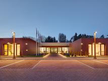 Architekt David Kraus navrhl nízkou přízemní stavbu rozprostřenou v zeleni bývalého sadu: dům plný světla, vnitřních zahrad a klidu.