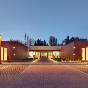 Architekt David Kraus navrhl nízkou přízemní stavbu rozprostřenou v zeleni bývalého sadu: dům plný světla, vnitřních zahrad a klidu.