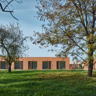 Na první pohled působí nový domov seniorů v Novém Bydžově nenápadně.