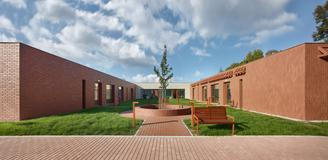 Pozemek, na němž stavba vznikla, má zvláštní atmosféru.