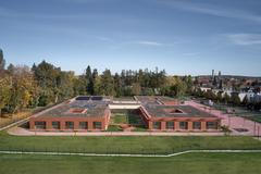 Architekti ho však interpretovali jinak – jako klidný okraj města, kde se potkává ticho s běžným životem. 