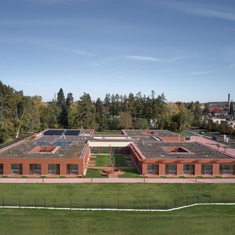 Architekti ho však interpretovali jinak – jako klidný okraj města, kde se potkává ticho s běžným životem. 