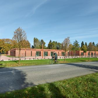 Po silnici projíždějí auta, lidé venčí psy nebo tlačí kočárky a mezi tím vším stojí dům, který má být především domovem.