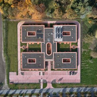 Velkorysá velikost pozemku umožnila navrhnout budovu jako rozlehlý přízemní objekt. 