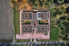 Velkorysá velikost pozemku umožnila navrhnout budovu jako rozlehlý přízemní objekt. 