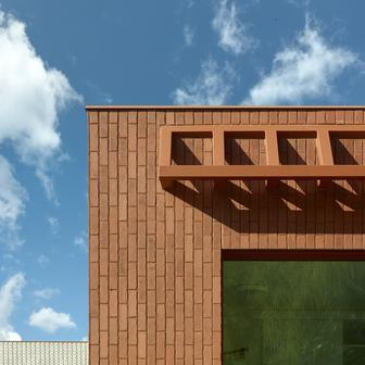 Ten se skládá z pěti částí – čtyř obytných „domácností“ a centrálního jádra, které je spojuje. 