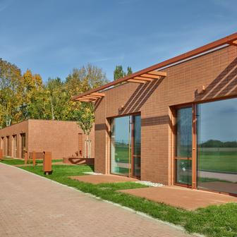 Každá domácnost je určena přibližně pro patnáct klientů, takže celková kapacita domu dosahuje asi šedesáti lidí.