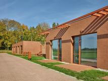 Každá domácnost je určena přibližně pro patnáct klientů, takže celková kapacita domu dosahuje asi šedesáti lidí.