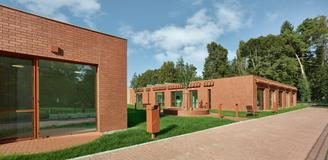 Myšlenka menších domácností je přitom zásadní. Každá funguje relativně samostatně: má vlastní zázemí pro personál, technické místnosti i skladovací prostory.