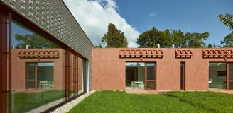 Pokoje klientů jsou navrženy s vlastním hygienickým zázemím, předsíní a malou terasou, která umožňuje přímý kontakt se zahradou. 