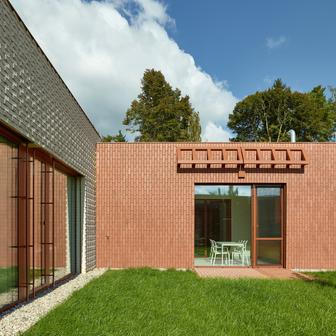 Pokoje klientů jsou navrženy s vlastním hygienickým zázemím, předsíní a malou terasou, která umožňuje přímý kontakt se zahradou. 