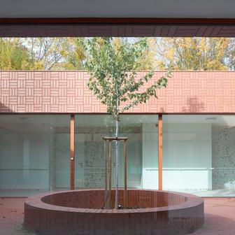 Procházka světlem zalitými interiéry je přirozenou součástí každodenního života.