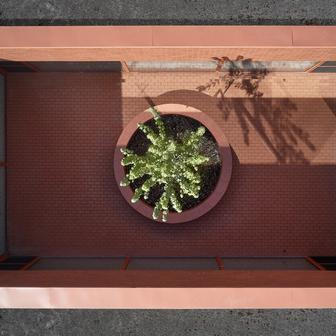 Architektonický výraz stavby je postavený na jednoduchém, ale promyšleném materiálovém řešení. 