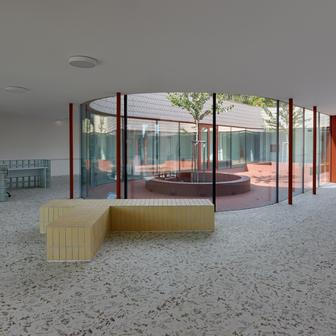 Výrazným prvkem interiéru jsou také podlahy. Architekti nechali naskenovat fotografie místních květin a travin a jejich motivy přenesli do podlahoviny. 