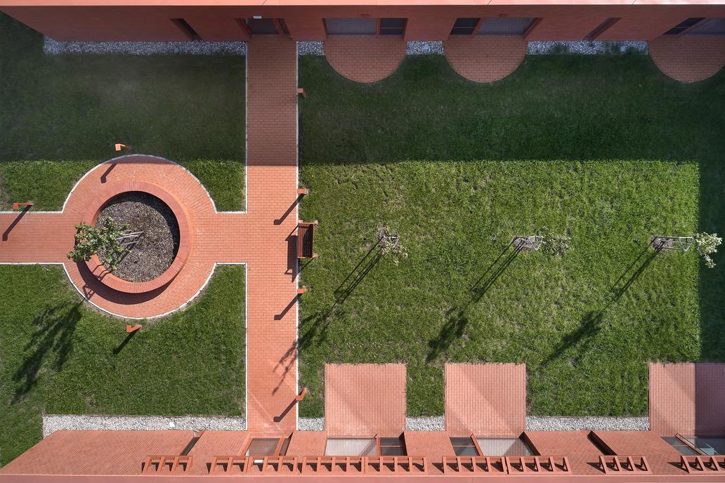 Na okraji Nového Bydžova vyrostl domov seniorů, který se snaží přemýšlet o stáří jinak než většina podobných zařízení.