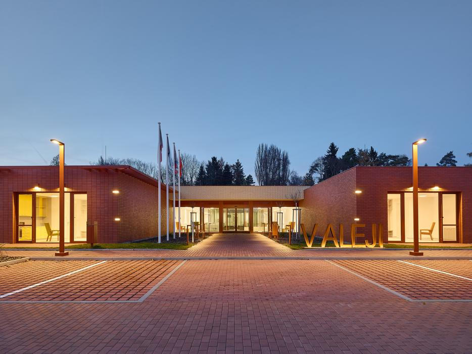 Architekt David Kraus navrhl nízkou přízemní stavbu rozprostřenou v zeleni bývalého sadu: dům plný světla, vnitřních zahrad a klidu.