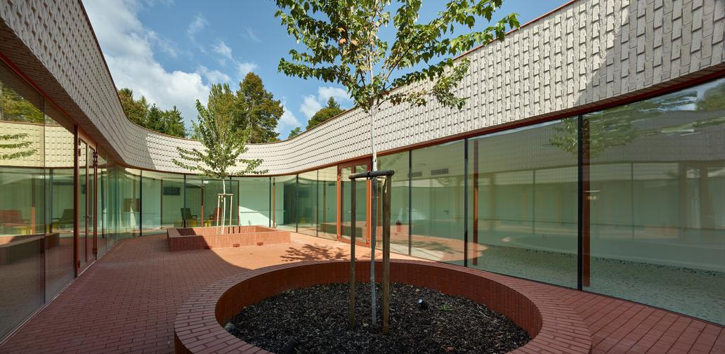 Architektura tu nemá jen sloužit péči, ale vytvářet prostředí pro důstojné a smysluplné stáří.