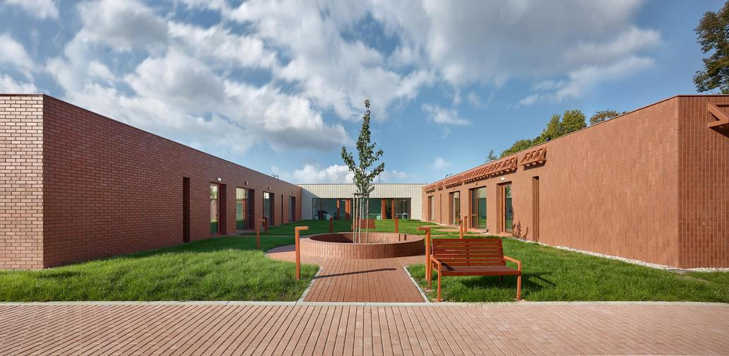 Pozemek, na němž stavba vznikla, má zvláštní atmosféru.