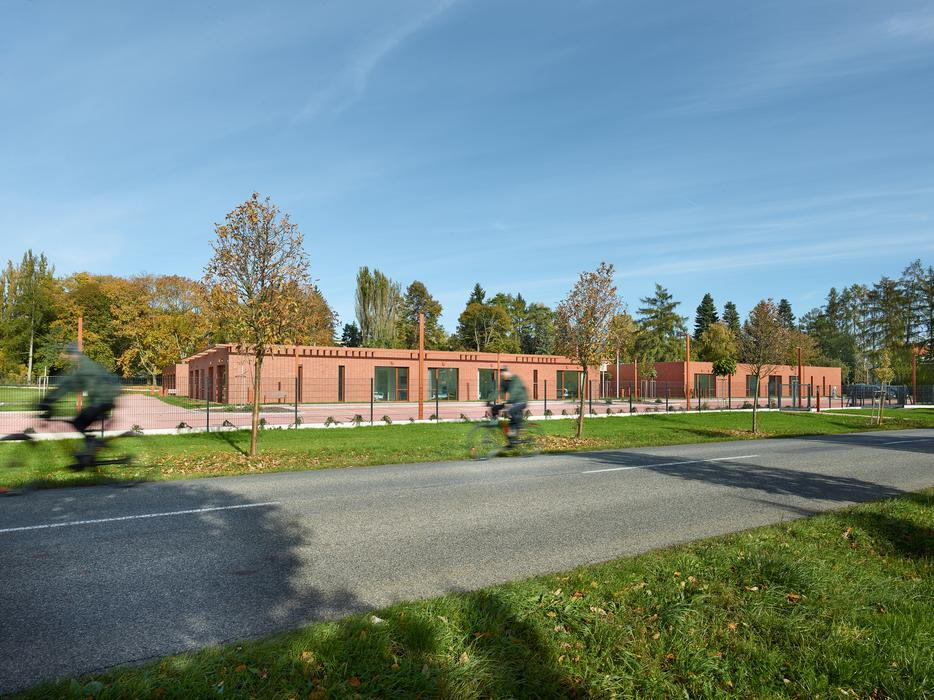 Po silnici projíždějí auta, lidé venčí psy nebo tlačí kočárky a mezi tím vším stojí dům, který má být především domovem.