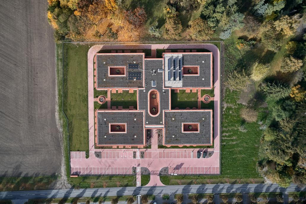 Velkorysá velikost pozemku umožnila navrhnout budovu jako rozlehlý přízemní objekt. 