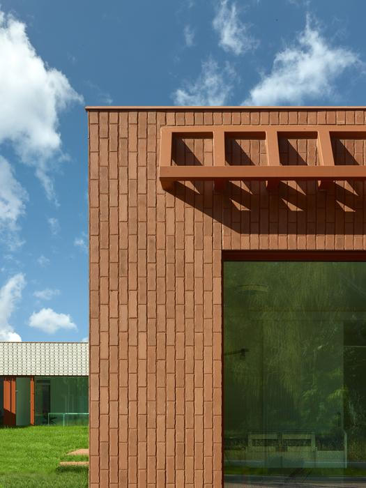 Ten se skládá z pěti částí – čtyř obytných „domácností“ a centrálního jádra, které je spojuje. 