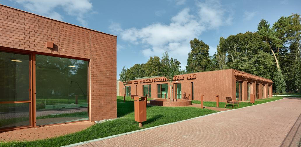 Myšlenka menších domácností je přitom zásadní. Každá funguje relativně samostatně: má vlastní zázemí pro personál, technické místnosti i skladovací prostory.