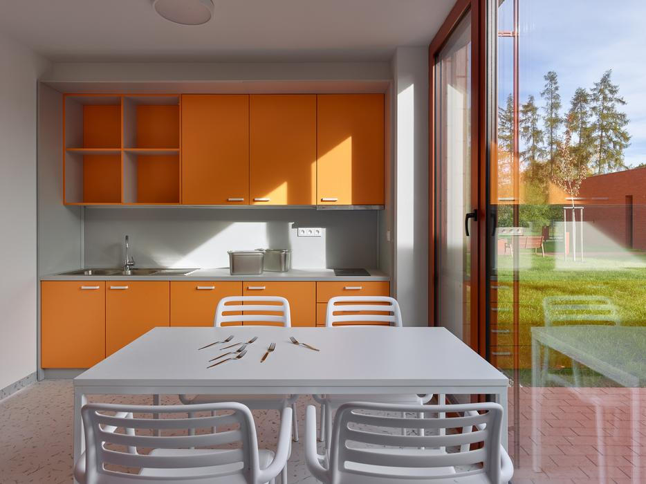 Dispozice pokojů zároveň minimalizuje dlouhé chodby – tolik typické pro velká zařízení sociální péče.