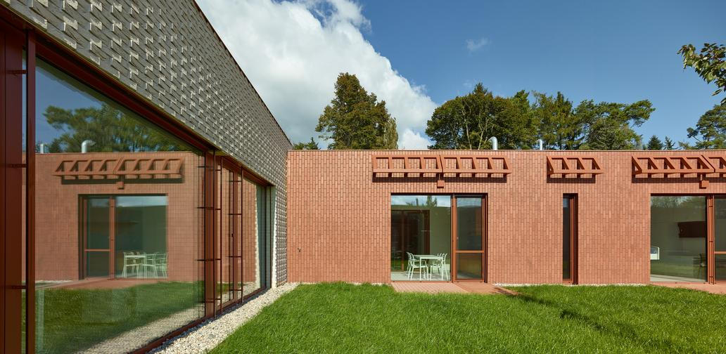 Pokoje klientů jsou navrženy s vlastním hygienickým zázemím, předsíní a malou terasou, která umožňuje přímý kontakt se zahradou. 