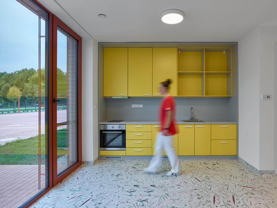 Namísto toho jsou pokoje uspořádány kolem vnitřních atrií. Právě vnitřní zahrady jsou jedním z nejdůležitějších prvků celé koncepce.