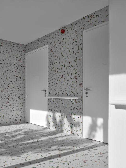 Díky nim mají interiéry přímý vizuální kontakt se zelení a působí vzdušně a otevřeně.