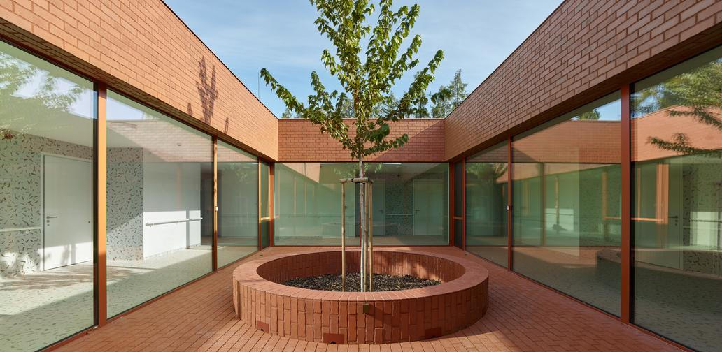  Celý dům je navržen tak, aby podporoval pohyb – architekt to shrnuje jednoduše: je to dům, ve kterém se chodí. 