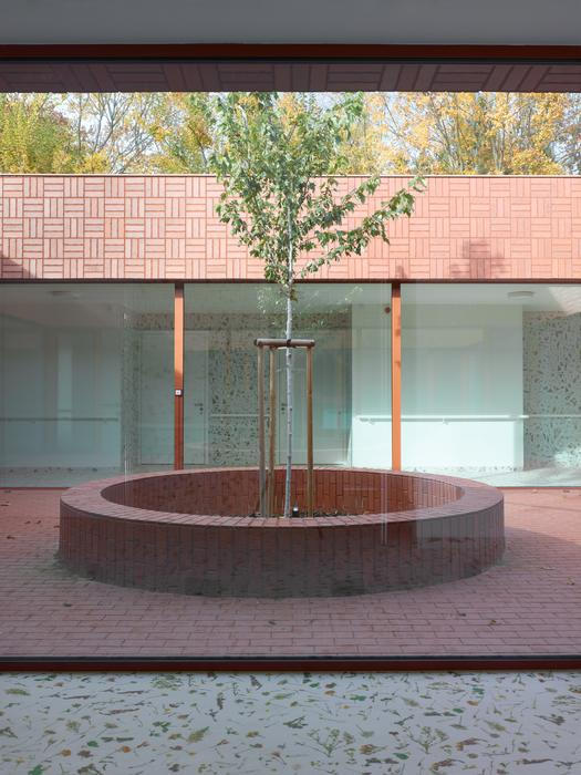 Procházka světlem zalitými interiéry je přirozenou součástí každodenního života.