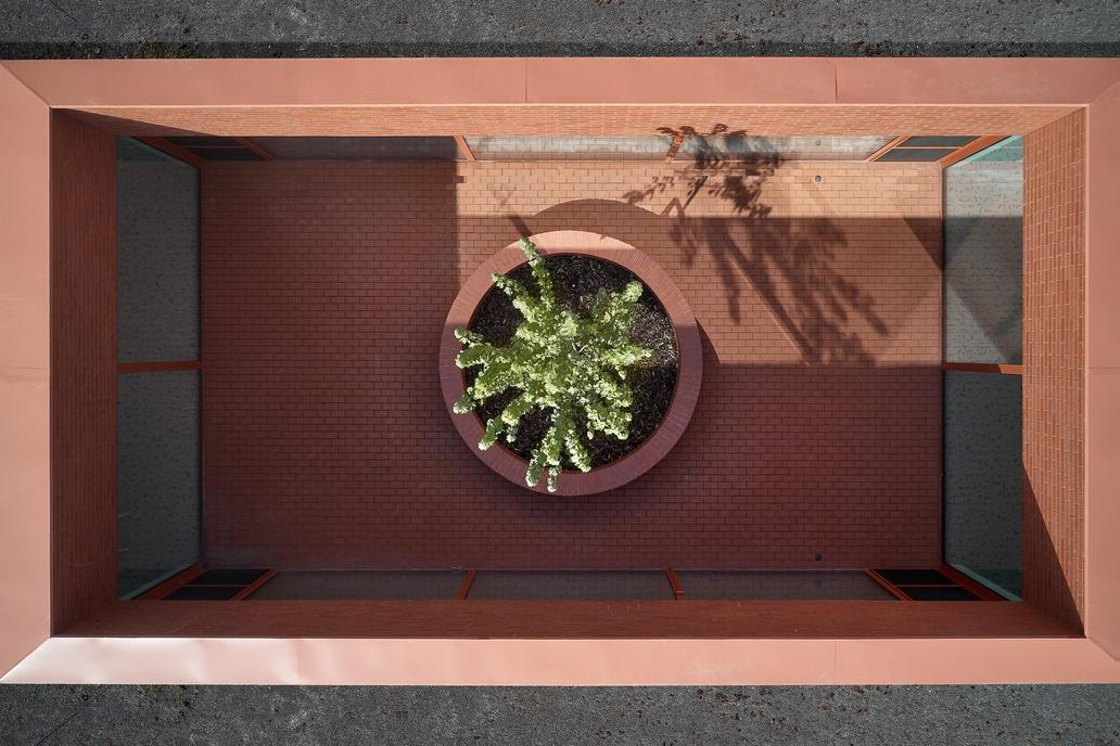 Architektonický výraz stavby je postavený na jednoduchém, ale promyšleném materiálovém řešení. 