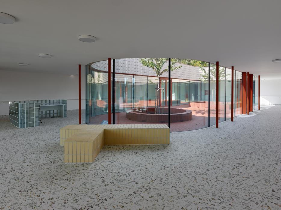 Výrazným prvkem interiéru jsou také podlahy. Architekti nechali naskenovat fotografie místních květin a travin a jejich motivy přenesli do podlahoviny. 