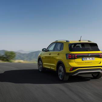 Pod kapotou je přeplňovaný litrový tříválec se 70 kW, alternativně se ale dodává i 85kW verze nebo 110kW čtyřválec.