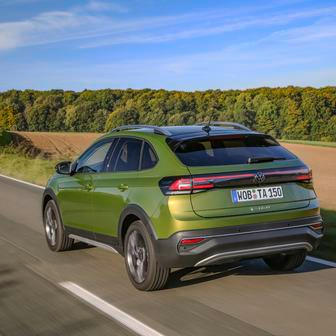 Pod kapotou je litrový tříválec s 85 kW, alternativou je čtyřválec se 110 kW.