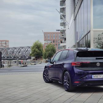 V útrobách je 240kW elektromotor v kombinaci se 79kWh baterkou.