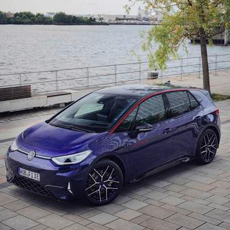 Na základě nejsilnější verze GTX Fire+Ice se do nabídky edice Love dostal i dosluhující elektromobil ID.3.