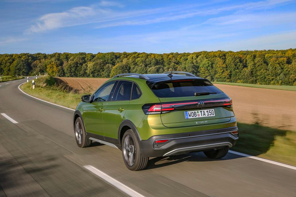 Pod kapotou je litrový tříválec s 85 kW, alternativou je čtyřválec se 110 kW.