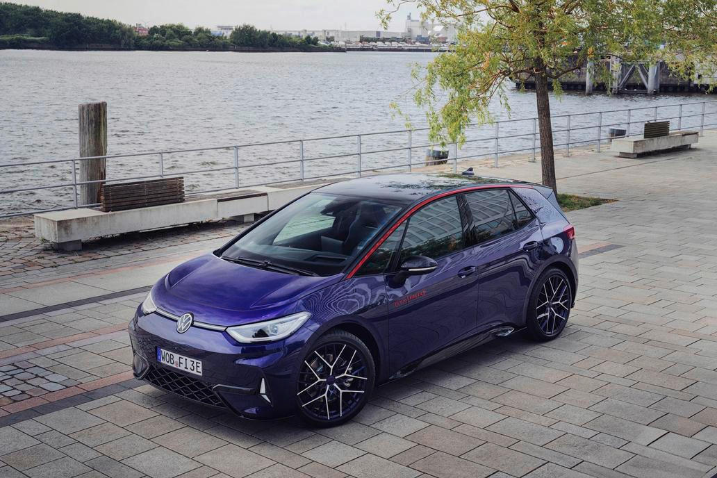 Na základě nejsilnější verze GTX Fire+Ice se do nabídky edice Love dostal i dosluhující elektromobil ID.3.