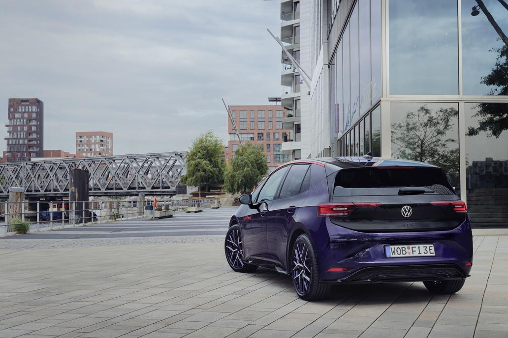 V útrobách je 240kW elektromotor v kombinaci se 79kWh baterkou.