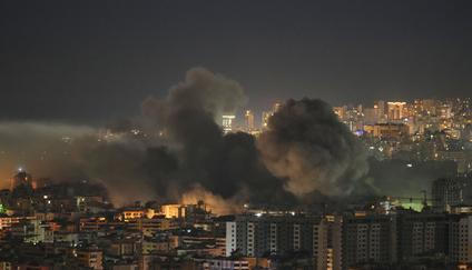 Stoupající kouř po izraelském leteckém útoku na Bejrút v Libanonu.