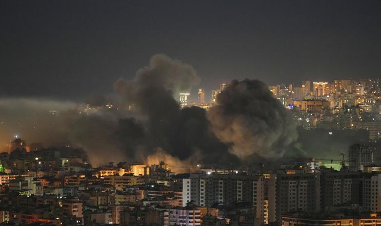 Stoupající kouř po izraelském leteckém útoku na Bejrút v Libanonu.