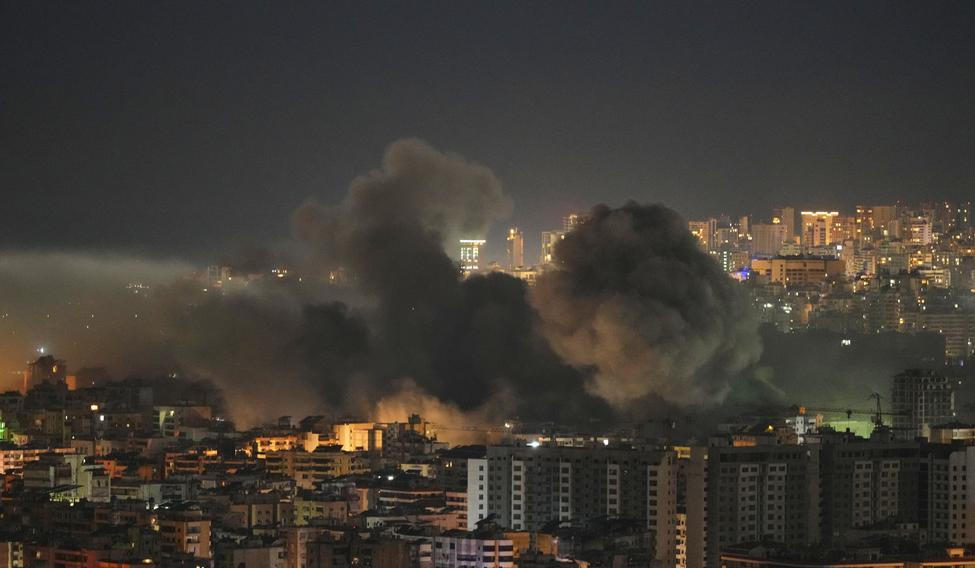 Stoupající kouř po izraelském leteckém útoku na Bejrút v Libanonu.