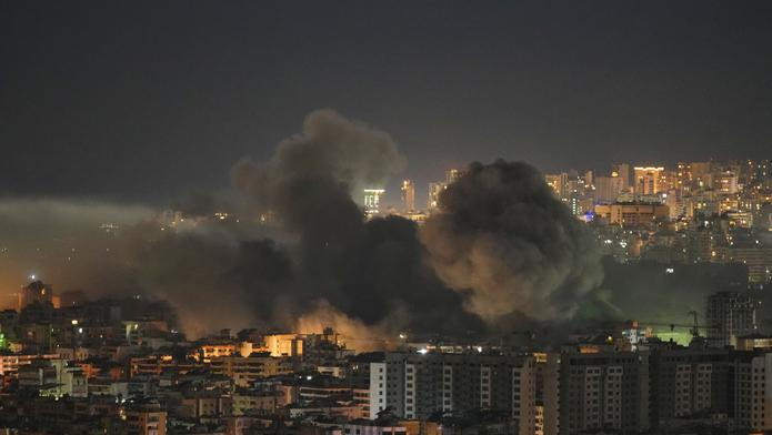 Stoupající kouř po izraelském leteckém útoku na Bejrút v Libanonu.