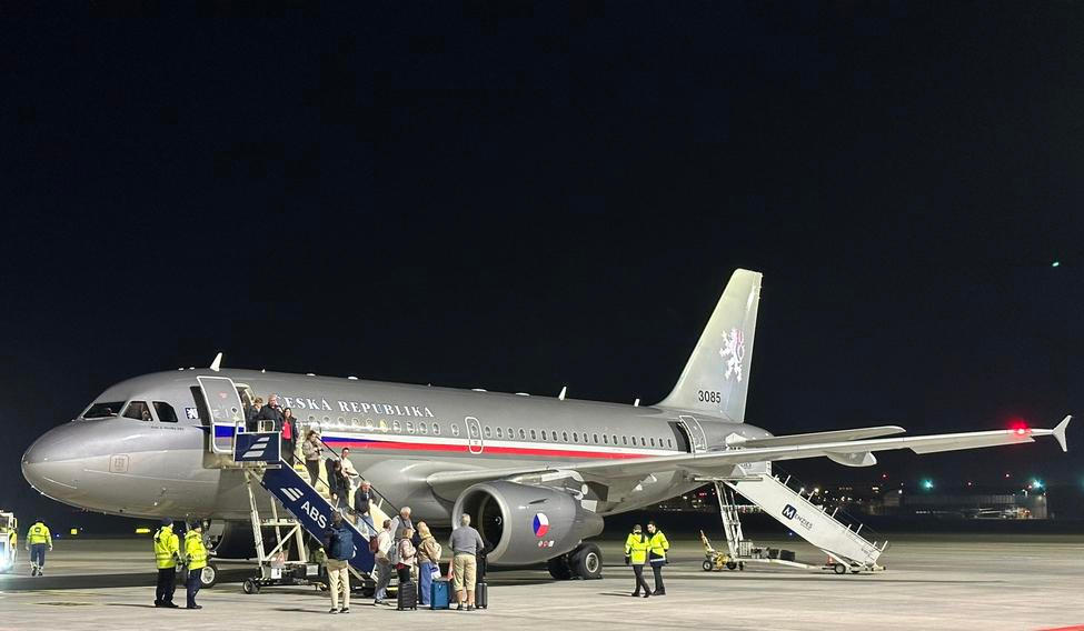 Repatriační let s českými občany.